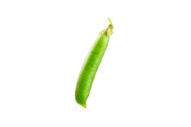 Taze yeşil bezelye kabukları ve beyaz arka planda izole edilmiş yeşil bezelyeler. Tatlı yeşil bezelyeler. Yeşil bezelye fasulyesi sebzesi. Vejetaryen. sağlıklı sebze