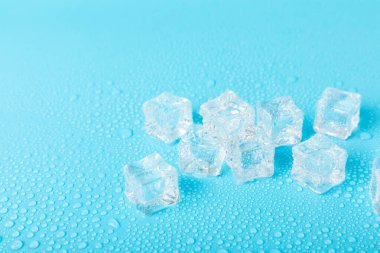 Arka planda nane ve buz var. Yeşil taze nane ve buz küpü. Nane yaprağı, buz küpü ve soğuk içecek için su damlası. Üst Manzara. Mesaj için yer var. Boşluğu kopyala.