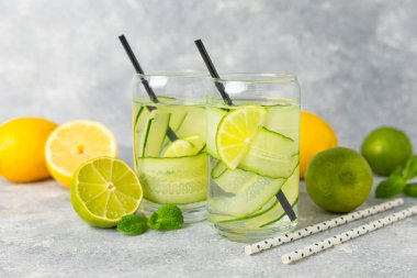 Salatalık suyu, limon, nane ve ahşap bir masada. İçme bardağında dilimlenmiş salatalık ile karıştırılmış su. Tonik ferahlatıcı bir içecek. Salatalık limonata. Doğal soğutma içeceği. Boşluğu kopyala.