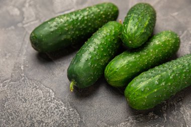 Ahşap arka planda salatalık. Arka planda bir parça salatalık. Taze organik yeşil salatalık turşusu. Vejetaryen. Salata malzemesi. Çiftlik sebzeleri. Sebzeleri bıçakla kes. Mesaj için yer var. Boşluğu kopyala