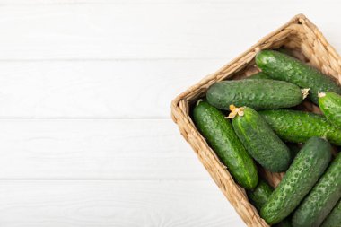 Ahşap arka planda salatalık. Arka planda bir parça salatalık. Taze organik yeşil salatalık turşusu. Vejetaryen. Salata malzemesi. Çiftlik sebzeleri. Sebzeleri bıçakla kes. Mesaj için yer var. Boşluğu kopyala