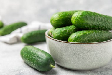 Ahşap arka planda salatalık. Arka planda bir parça salatalık. Taze organik yeşil salatalık turşusu. Vejetaryen. Salata malzemesi. Çiftlik sebzeleri. Sebzeleri bıçakla kes. Mesaj için yer var. Boşluğu kopyala