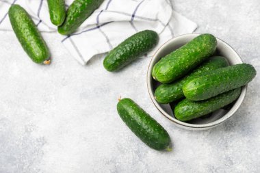 Ahşap arka planda salatalık. Arka planda bir parça salatalık. Taze organik yeşil salatalık turşusu. Vejetaryen. Salata malzemesi. Çiftlik sebzeleri. Sebzeleri bıçakla kes. Mesaj için yer var. Boşluğu kopyala