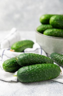 Ahşap arka planda salatalık. Arka planda bir parça salatalık. Taze organik yeşil salatalık turşusu. Vejetaryen. Salata malzemesi. Çiftlik sebzeleri. Sebzeleri bıçakla kes. Mesaj için yer var. Boşluğu kopyala