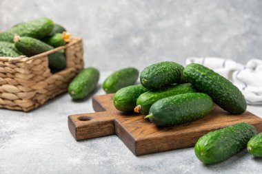 Ahşap arka planda salatalık. Arka planda bir parça salatalık. Taze organik yeşil salatalık turşusu. Vejetaryen. Salata malzemesi. Çiftlik sebzeleri. Sebzeleri bıçakla kes. Mesaj için yer var. Boşluğu kopyala