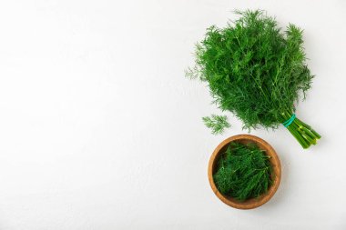 Ahşap arka planda Dill. Taze organik sebzeler. Dill çiftliği. Dereotu yapraklarını kes. Bahar genç deresi sürüsü. Vitaminler. İplik. Aromatik mutfak baharatı. Mesaj için yer. Boşluğu kopyala