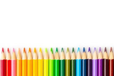 Beyaz arkaplanda izole edilmiş renkli kalemler. Boyama için ekipman. Yaratıcılık için kırtasiye malzemesi. Okula dönüyorum. Flatlay. Çocukların Yaratıcılığı ve Eğitimi. Gökkuşağı.