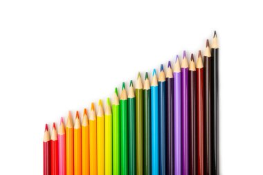 Beyaz arkaplanda izole edilmiş renkli kalemler. Boyama için ekipman. Yaratıcılık için kırtasiye malzemesi. Okula dönüyorum. Flatlay. Çocukların Yaratıcılığı ve Eğitimi. Gökkuşağı.