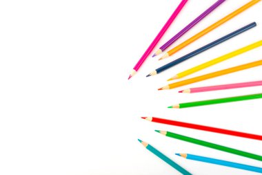Beyaz arkaplanda izole edilmiş renkli kalemler. Boyama için ekipman. Yaratıcılık için kırtasiye malzemesi. Okula dönüyorum. Flatlay. Çocukların Yaratıcılığı ve Eğitimi. Gökkuşağı.