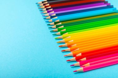 Renkli arka planda renkli kalemler. Boyama için ekipman. Yaratıcılık için kırtasiye malzemesi. Okula dönüyorum. Flatlay. Çocukların Yaratıcılığı ve Eğitimi. Rainbow.Mesaj için yer var. Boşluğu kopyala.