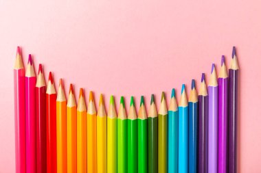 Renkli arka planda renkli kalemler. Boyama için ekipman. Yaratıcılık için kırtasiye malzemesi. Okula dönüyorum. Flatlay. Çocukların Yaratıcılığı ve Eğitimi. Rainbow.Mesaj için yer var. Boşluğu kopyala.