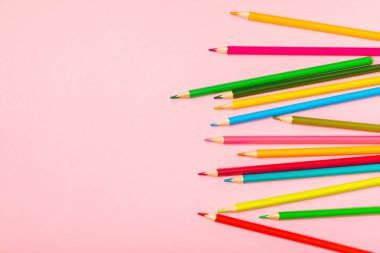 Renkli arka planda renkli kalemler. Boyama için ekipman. Yaratıcılık için kırtasiye malzemesi. Okula dönüyorum. Flatlay. Çocukların Yaratıcılığı ve Eğitimi. Rainbow.Mesaj için yer var. Boşluğu kopyala.