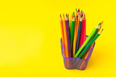 Renkli arka planda renkli kalemler. Boyama için ekipman. Yaratıcılık için kırtasiye malzemesi. Okula dönüyorum. Flatlay. Çocukların Yaratıcılığı ve Eğitimi. Rainbow.Mesaj için yer var. Boşluğu kopyala.