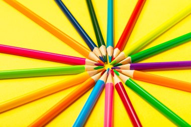 Renkli arka planda renkli kalemler. Boyama için ekipman. Yaratıcılık için kırtasiye malzemesi. Okula dönüyorum. Flatlay. Çocukların Yaratıcılığı ve Eğitimi. Rainbow.Mesaj için yer var. Boşluğu kopyala.