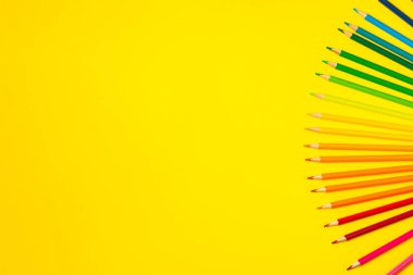 Renkli arka planda renkli kalemler. Boyama için ekipman. Yaratıcılık için kırtasiye malzemesi. Okula dönüyorum. Flatlay. Çocukların Yaratıcılığı ve Eğitimi. Rainbow.Mesaj için yer var. Boşluğu kopyala.