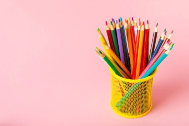 Renkli arka planda renkli kalemler. Boyama için ekipman. Yaratıcılık için kırtasiye malzemesi. Okula dönüyorum. Flatlay. Çocukların Yaratıcılığı ve Eğitimi. Rainbow.Mesaj için yer var. Boşluğu kopyala.