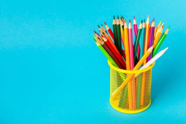 Renkli arka planda renkli kalemler. Boyama için ekipman. Yaratıcılık için kırtasiye malzemesi. Okula dönüyorum. Flatlay. Çocukların Yaratıcılığı ve Eğitimi. Rainbow.Mesaj için yer var. Boşluğu kopyala.