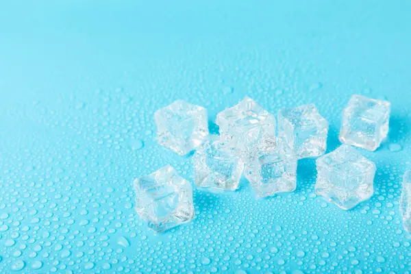 Arka planda nane ve buz var. Yeşil taze nane ve buz küpü. Nane yaprağı, buz küpü ve soğuk içecek için su damlası. Üst Manzara. Mesaj için yer var. Boşluğu kopyala.