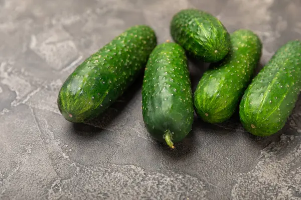 Ahşap arka planda salatalık. Arka planda bir parça salatalık. Taze organik yeşil salatalık turşusu. Vejetaryen. Salata malzemesi. Çiftlik sebzeleri. Sebzeleri bıçakla kes. Mesaj için yer var. Boşluğu kopyala