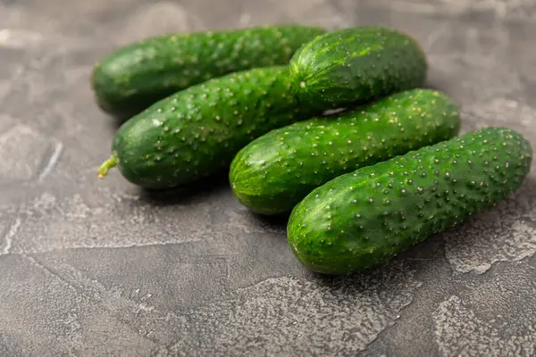 Ahşap arka planda salatalık. Arka planda bir parça salatalık. Taze organik yeşil salatalık turşusu. Vejetaryen. Salata malzemesi. Çiftlik sebzeleri. Sebzeleri bıçakla kes. Mesaj için yer var. Boşluğu kopyala