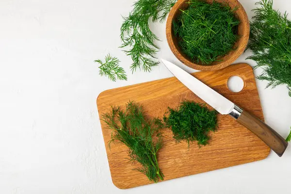 Ahşap arka planda Dill. Taze organik sebzeler. Dill çiftliği. Dereotu yapraklarını kes. Bahar genç deresi sürüsü. Vitaminler. İplik. Aromatik mutfak baharatı. Mesaj için yer. Boşluğu kopyala