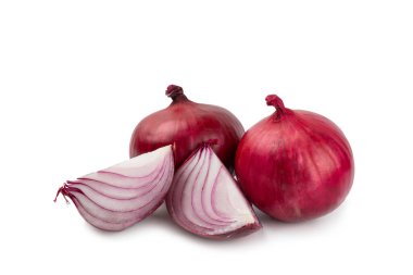 Shallot soğanı beyaz arka planda izole edilmiş. Soğan dilimi. Soğan halkaları. Taze kırmızı soğan. Doğal, taze, vejetaryen yiyecekler. Tarım ürünleri. Sağlıklı beslenme. Sebzeler. Çiftçi pazarı..