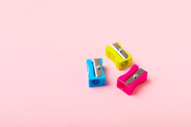 Renkli arka planda kalem açacağı. Kalem ve kalem talaşı. Kırtasiye malzemeleri. Okul malzemeleri. Okul ürünleri. Düz yatıyordu. Mesaj için yer. Boşluğu kopyala.