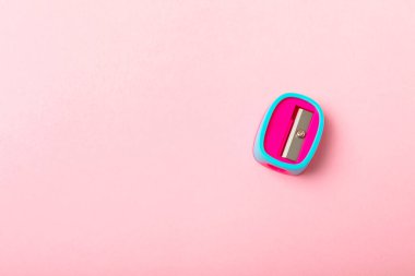 Renkli arka planda kalem açacağı. Kalem ve kalem talaşı. Kırtasiye malzemeleri. Okul malzemeleri. Okul ürünleri. Düz yatıyordu. Mesaj için yer. Boşluğu kopyala.