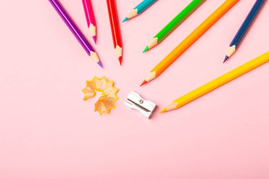 Renkli arka planda kalem açacağı. Kalem ve kalem talaşı. Kırtasiye malzemeleri. Okul malzemeleri. Okul ürünleri. Düz yatıyordu. Mesaj için yer. Boşluğu kopyala.