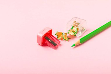 Renkli arka planda kalem açacağı. Kalem ve kalem talaşı. Kırtasiye malzemeleri. Okul malzemeleri. Okul ürünleri. Düz yatıyordu. Mesaj için yer. Boşluğu kopyala.