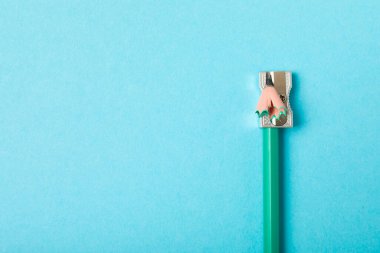 Renkli arka planda kalem açacağı. Kalem ve kalem talaşı. Kırtasiye malzemeleri. Okul malzemeleri. Okul ürünleri. Düz yatıyordu. Mesaj için yer. Boşluğu kopyala.