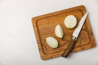 Mutfak masasında soğan. Soğan dilimi. Soğan halkaları. Taze Sarı Soğan. Doğal, taze, vejetaryen yiyecekler. Tarım ürünleri. Sağlıklı beslenme. Sebzeler. Çiftçi pazarı. Metin için boşluk. Boşluğu kopyala.