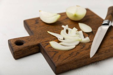 Mutfak masasında soğan. Soğan dilimi. Soğan halkaları. Taze Sarı Soğan. Doğal, taze, vejetaryen yiyecekler. Tarım ürünleri. Sağlıklı beslenme. Sebzeler. Çiftçi pazarı. Metin için boşluk. Boşluğu kopyala.