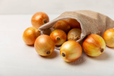 Mutfak masasında soğan. Soğan dilimi. Soğan halkaları. Taze Sarı Soğan. Doğal, taze, vejetaryen yiyecekler. Tarım ürünleri. Sağlıklı beslenme. Sebzeler. Çiftçi pazarı. Metin için boşluk. Boşluğu kopyala.