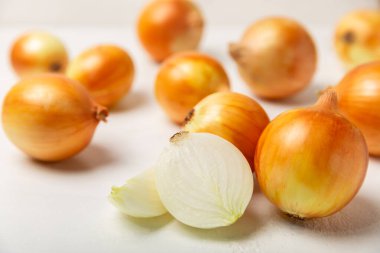 Mutfak masasında soğan. Soğan dilimi. Soğan halkaları. Taze Sarı Soğan. Doğal, taze, vejetaryen yiyecekler. Tarım ürünleri. Sağlıklı beslenme. Sebzeler. Çiftçi pazarı. Metin için boşluk. Boşluğu kopyala.