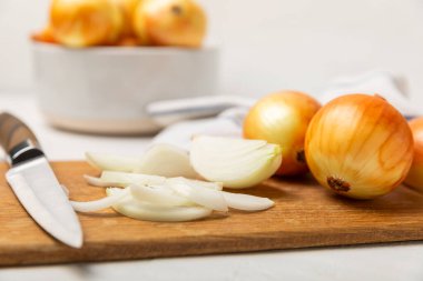 Mutfak masasında soğan. Soğan dilimi. Soğan halkaları. Taze Sarı Soğan. Doğal, taze, vejetaryen yiyecekler. Tarım ürünleri. Sağlıklı beslenme. Sebzeler. Çiftçi pazarı. Metin için boşluk. Boşluğu kopyala.