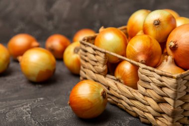 Mutfak masasında soğan. Soğan dilimi. Soğan halkaları. Taze Sarı Soğan. Doğal, taze, vejetaryen yiyecekler. Tarım ürünleri. Sağlıklı beslenme. Sebzeler. Çiftçi pazarı. Metin için boşluk. Boşluğu kopyala.