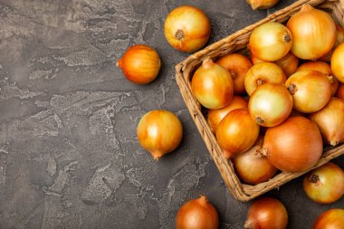 Mutfak masasında soğan. Soğan dilimi. Soğan halkaları. Taze Sarı Soğan. Doğal, taze, vejetaryen yiyecekler. Tarım ürünleri. Sağlıklı beslenme. Sebzeler. Çiftçi pazarı. Metin için boşluk. Boşluğu kopyala.