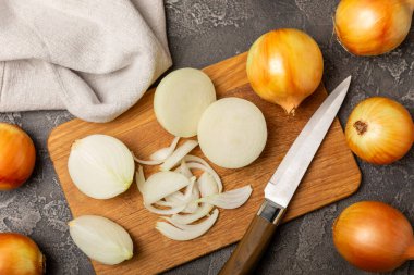 Mutfak masasında soğan. Soğan dilimi. Soğan halkaları. Taze Sarı Soğan. Doğal, taze, vejetaryen yiyecekler. Tarım ürünleri. Sağlıklı beslenme. Sebzeler. Çiftçi pazarı. Metin için boşluk. Boşluğu kopyala.