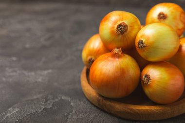 Mutfak masasında soğan. Soğan dilimi. Soğan halkaları. Taze Sarı Soğan. Doğal, taze, vejetaryen yiyecekler. Tarım ürünleri. Sağlıklı beslenme. Sebzeler. Çiftçi pazarı. Metin için boşluk. Boşluğu kopyala.