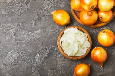 Mutfak masasında soğan. Soğan dilimi. Soğan halkaları. Taze Sarı Soğan. Doğal, taze, vejetaryen yiyecekler. Tarım ürünleri. Sağlıklı beslenme. Sebzeler. Çiftçi pazarı. Metin için boşluk. Boşluğu kopyala.