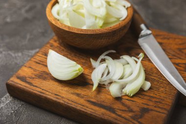 Mutfak masasında soğan. Soğan dilimi. Soğan halkaları. Taze Sarı Soğan. Doğal, taze, vejetaryen yiyecekler. Tarım ürünleri. Sağlıklı beslenme. Sebzeler. Çiftçi pazarı. Metin için boşluk. Boşluğu kopyala.