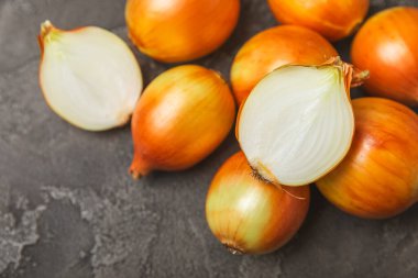 Mutfak masasında soğan. Soğan dilimi. Soğan halkaları. Taze Sarı Soğan. Doğal, taze, vejetaryen yiyecekler. Tarım ürünleri. Sağlıklı beslenme. Sebzeler. Çiftçi pazarı. Metin için boşluk. Boşluğu kopyala.