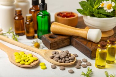 Ahşap zemin üzerinde alternatif ilaç bitkisel kapsül organik ilaç. Bitki ve tablet çeşitleri, vitaminler ve diyet takviyeleri. Sağlıklı yaşam için tıbbi ve şifalı bitkiler.