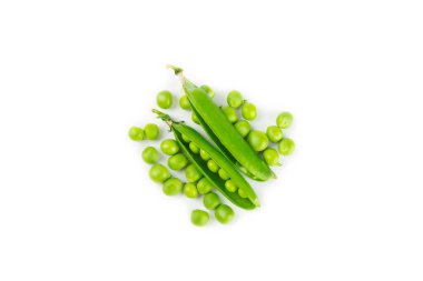 Taze yeşil bezelye kabukları ve beyaz arka planda izole edilmiş yeşil bezelyeler. Tatlı yeşil bezelyeler. Yeşil bezelye fasulyesi sebzesi. Vejetaryen. sağlıklı sebze