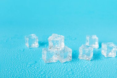 Arka planda nane ve buz var. Yeşil taze nane ve buz küpü. Nane yaprağı, buz küpü ve soğuk içecek için su damlası. Üst Manzara. Mesaj için yer var. Boşluğu kopyala.