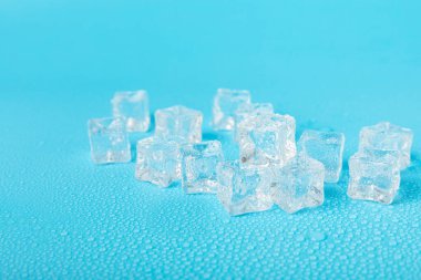 Arka planda nane ve buz var. Yeşil taze nane ve buz küpü. Nane yaprağı, buz küpü ve soğuk içecek için su damlası. Üst Manzara. Mesaj için yer var. Boşluğu kopyala.