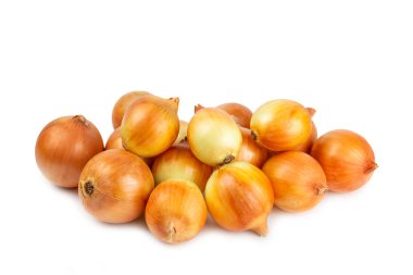 Beyaz arka planda soğan izole edilmiş. Soğan dilimi. Soğan halkaları. Taze Sarı Soğan. Doğal, taze, vejetaryen yiyecekler. Tarım ürünleri. Sağlıklı beslenme. Sebzeler. Çiftçi pazarı..