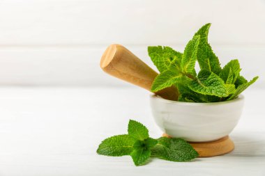 Salatalık suyu, limon, nane ve ahşap bir masada. İçme bardağında dilimlenmiş salatalık ile karıştırılmış su. Tonik ferahlatıcı bir içecek. Salatalık limonata. Doğal soğutma içeceği. Boşluğu kopyala.