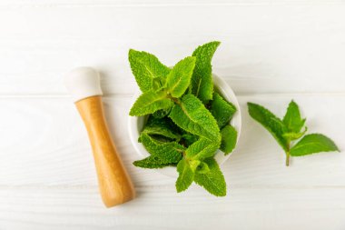 Salatalık suyu, limon, nane ve ahşap bir masada. İçme bardağında dilimlenmiş salatalık ile karıştırılmış su. Tonik ferahlatıcı bir içecek. Salatalık limonata. Doğal soğutma içeceği. Boşluğu kopyala.